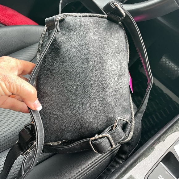 BETSEY JOHNSON MINI SPIDERWEB DOG BACKPACK - Picture 4 of 6